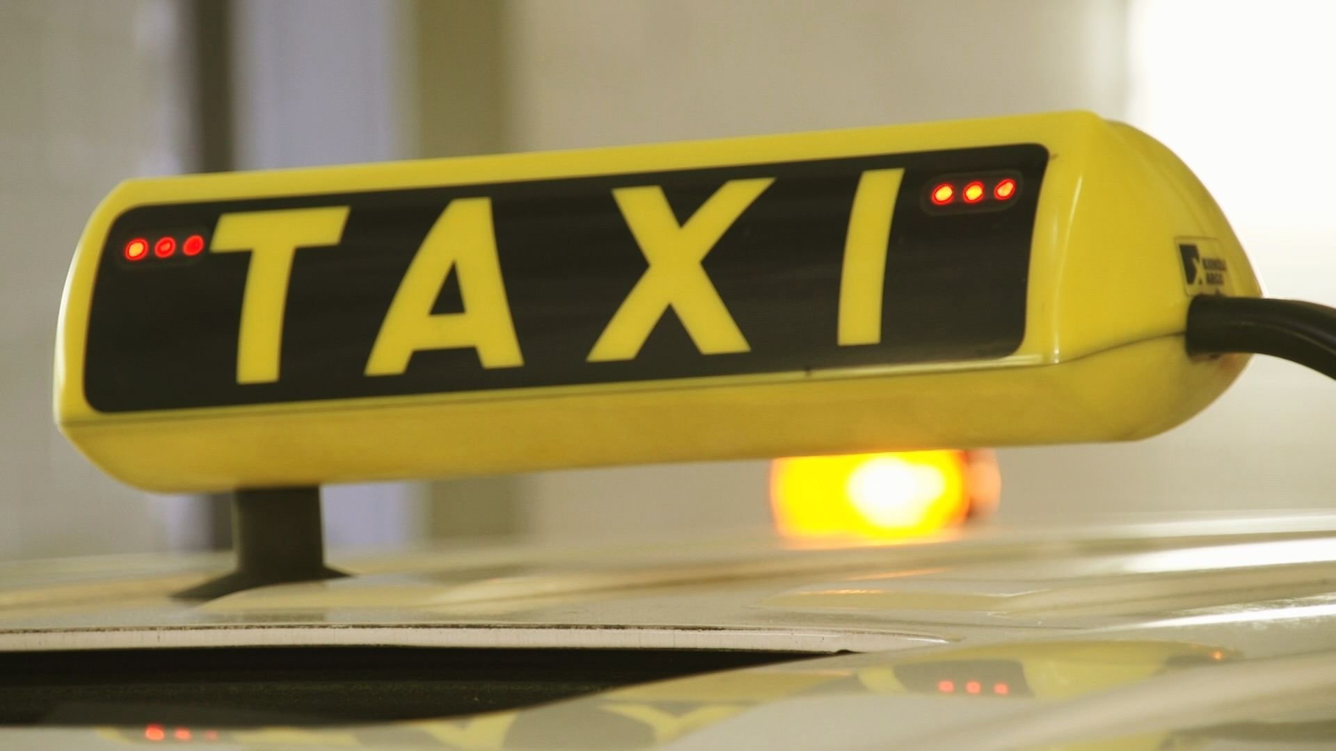 Wenn diese roten LEDs leuchten, sollten Passanten aufmerksam werden.