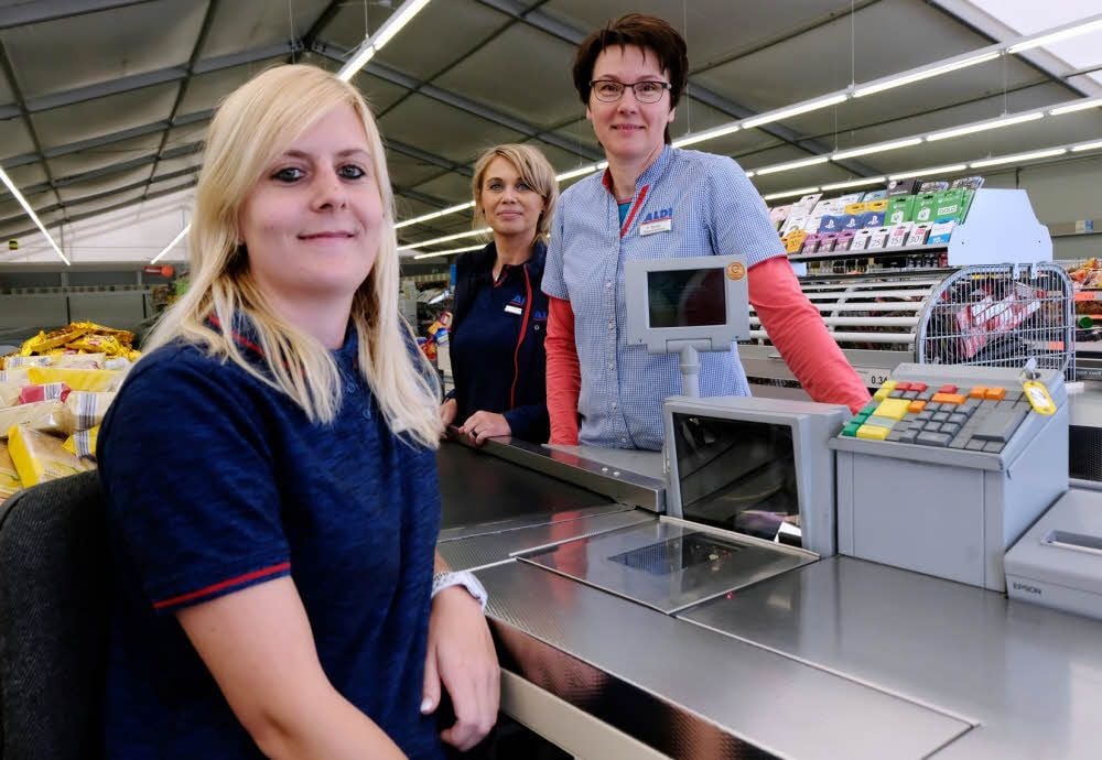 Filial-Stellvertreterin Lisa Wagenknecht, Regionalverkaufsleiterin Bianka Wille und Filialchefin Dorit Becker (v. l.) freuen sich auf Kundschaft.