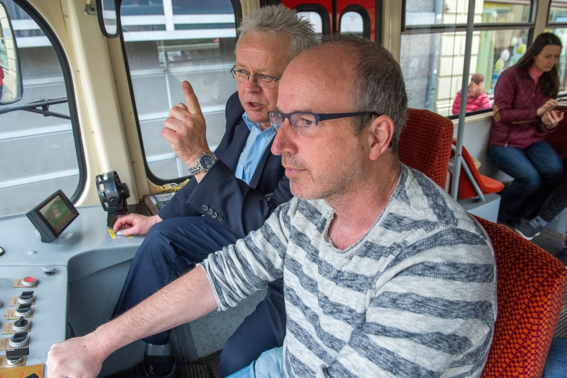 Dirk Skrzypczak, Chef Reporter der MZ, geht auf Selbstfahrt mit der Straßenbahn durch Halle