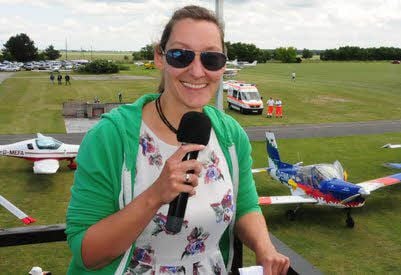 Carola Steinert, selbst Fliegerin, moderierte zum ersten Mal die Flugshow bei der Fläming Air in Zellendorf.
