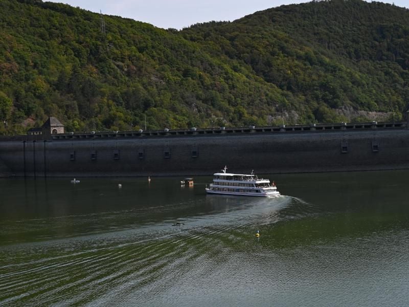 Ein Fahrgastschiff wendet auf dem Edertal-Stausee vor der Edertalsperre. Foto: Arne Dedert/dpa/Archiv