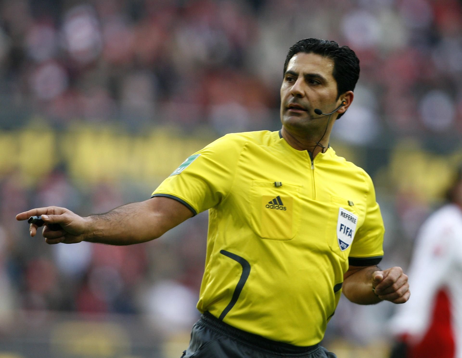 Ex-Schiedsrichter Babak Rafati gestikuliert in einem Bundesliga-Spiel: Rafati kritisiert die neuen Regeländerungen.