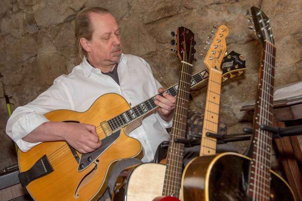 Multi-Talent Im hauseigenen Studio komponiert Siegfried von der Heide die Songs für seine Stücke. Oder er spielt einfach auf seiner Gitarre.