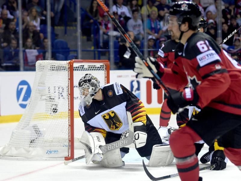 DEB-Goalie Niklas Treutle (l) ist beim dritten kanadischen Treffer machtlos. Foto: Monika Skolimowska