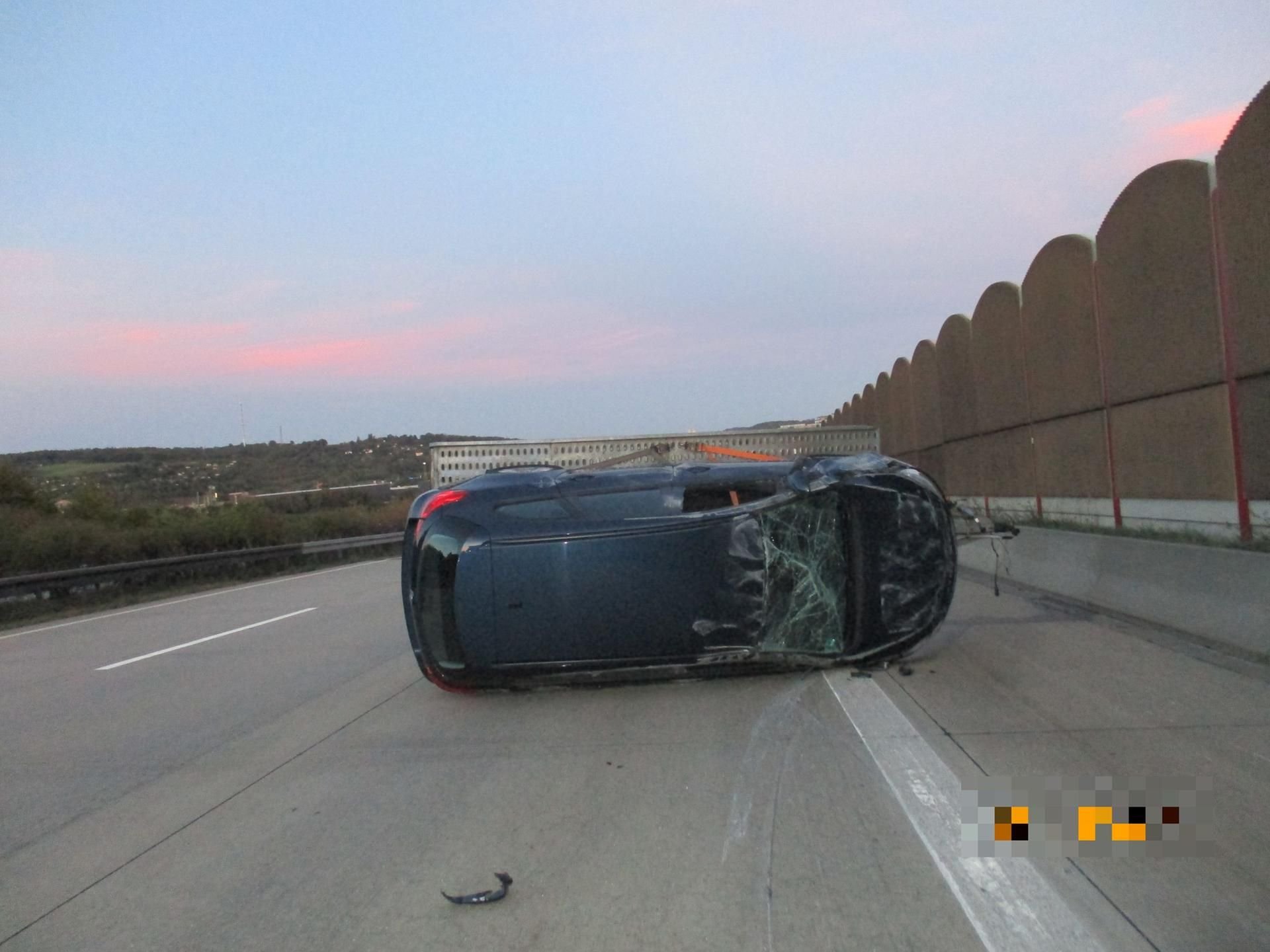 Auch der beim Unfall abgerissene Anhänger blieb auf der Seite liegen