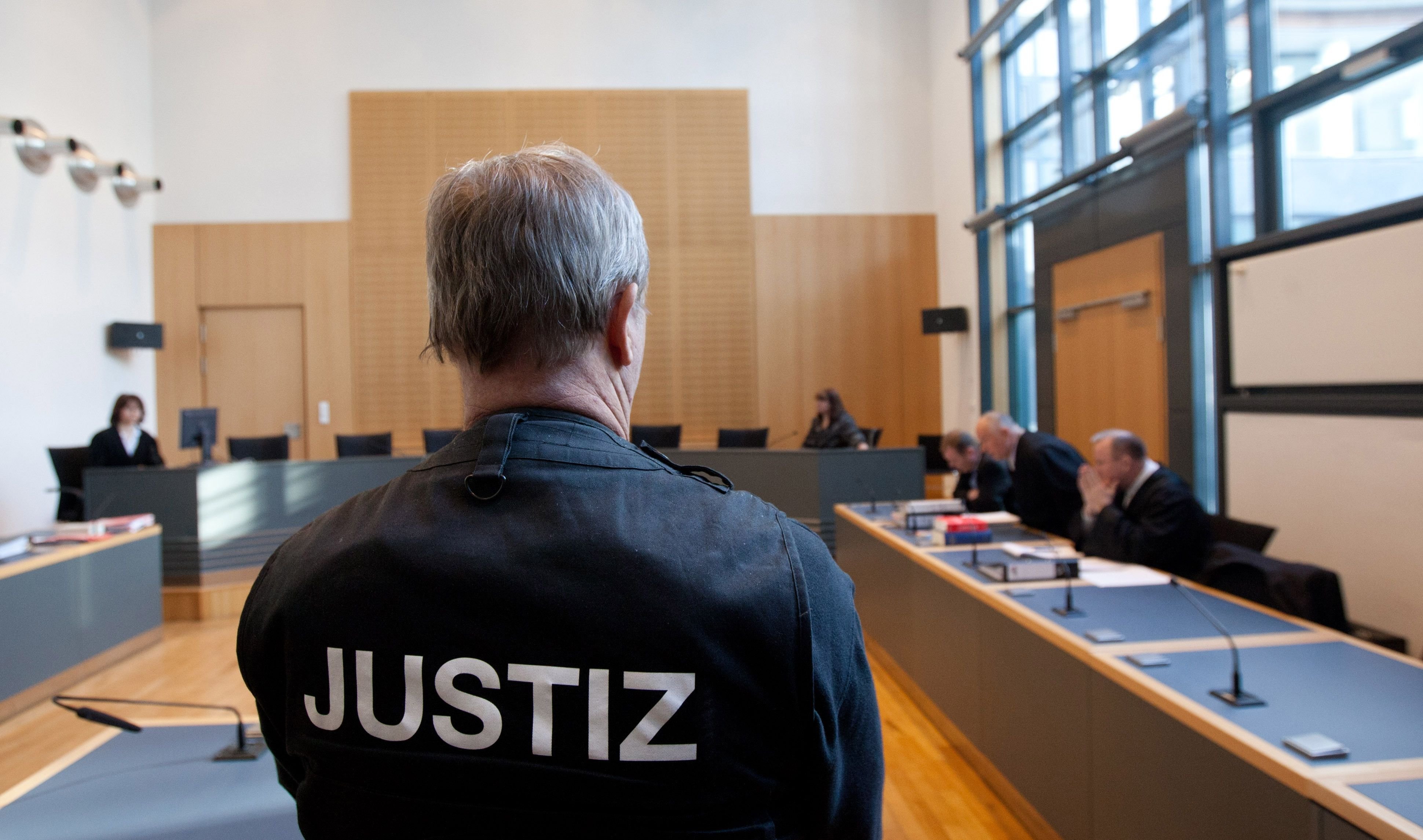 Ein 20-Jähriger, der einen Bekannten mit einem Brecheisen erschlagen haben soll, muss sich vor dem Landgericht Magdeburg verantworten.