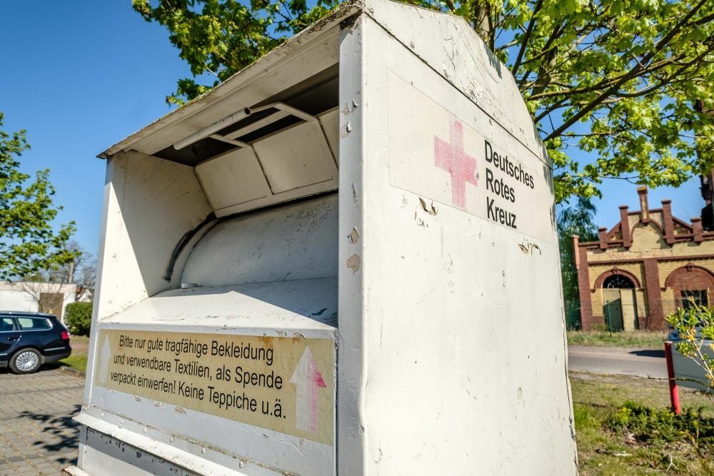 Sammelcontainer des DRK neben dem Kreisverbandshaus Am Alten Bahnhof. Üblicherweise kann man nicht mehr benötigte Kleidung auch direkt in der dortigen Kleiderkammer abgeben, die ist derzeit aber geschlossen.