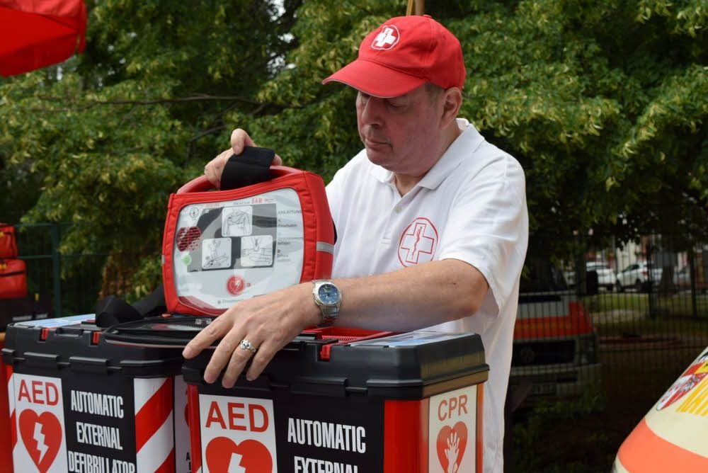 Frank Baumgardt mit dem Defibrillator