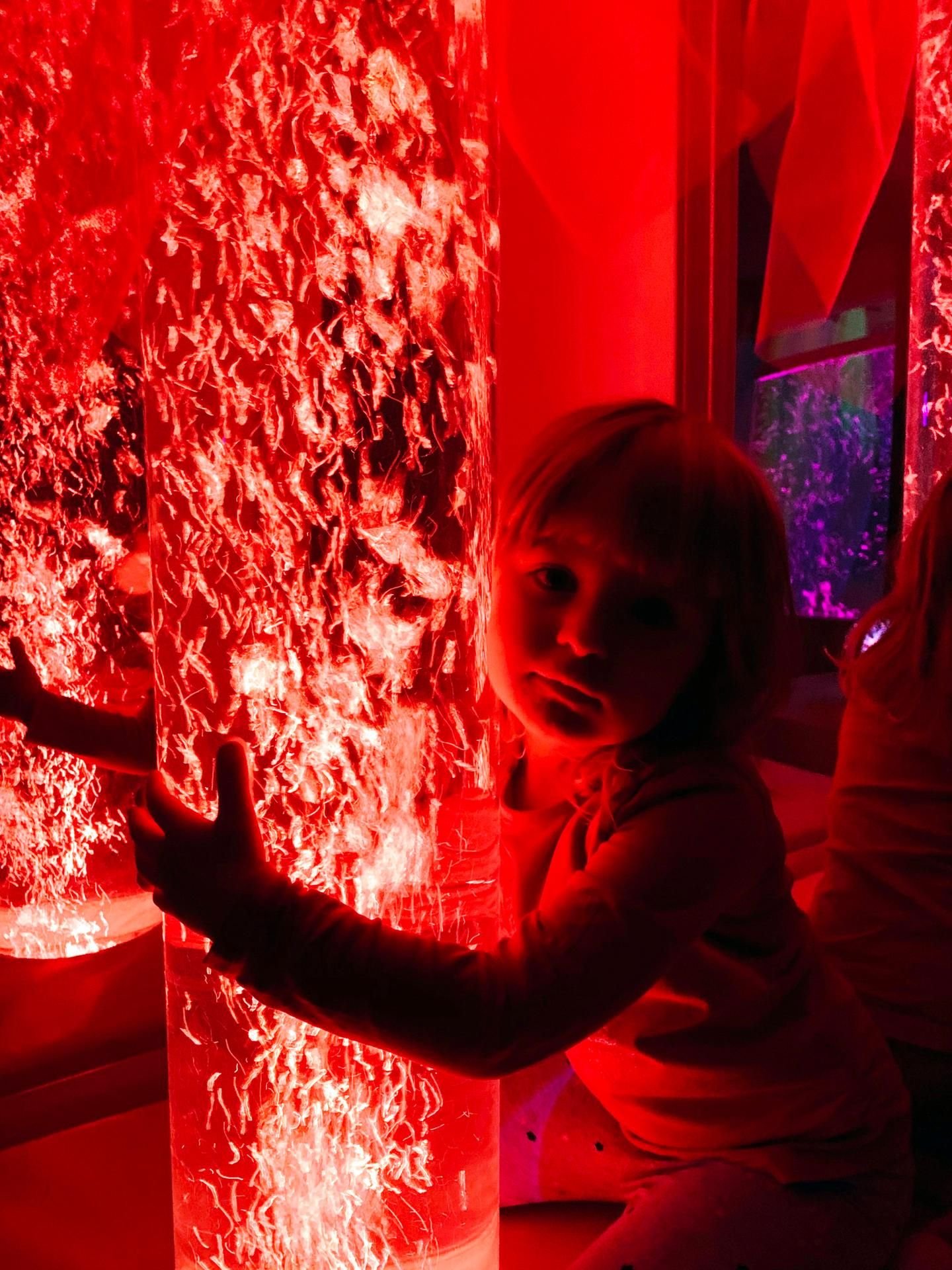 Ein außergewöhnliches Umfeld für alle Sinne bietet der Snoezelenraum der Tagesklinik.