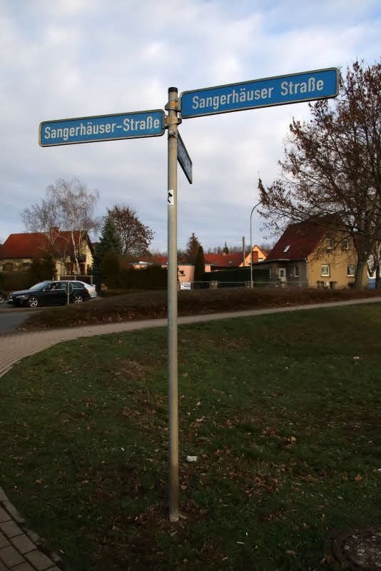 Sangerhäuser Straße in Artern - mit und ohne Bindestrich.