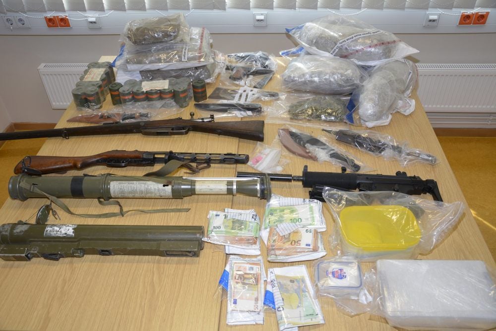 Mehrere Kilogramm Drogen sowie Waffen, Diebesgut und Bargeld wurden im Burgenlandkreis während der Polizei-Razzia sichergestellt.