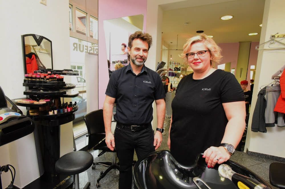 Friseurmeister Jens Koegel mit Ana Curreia, die ihre Lehre im Sommer beendet hat.