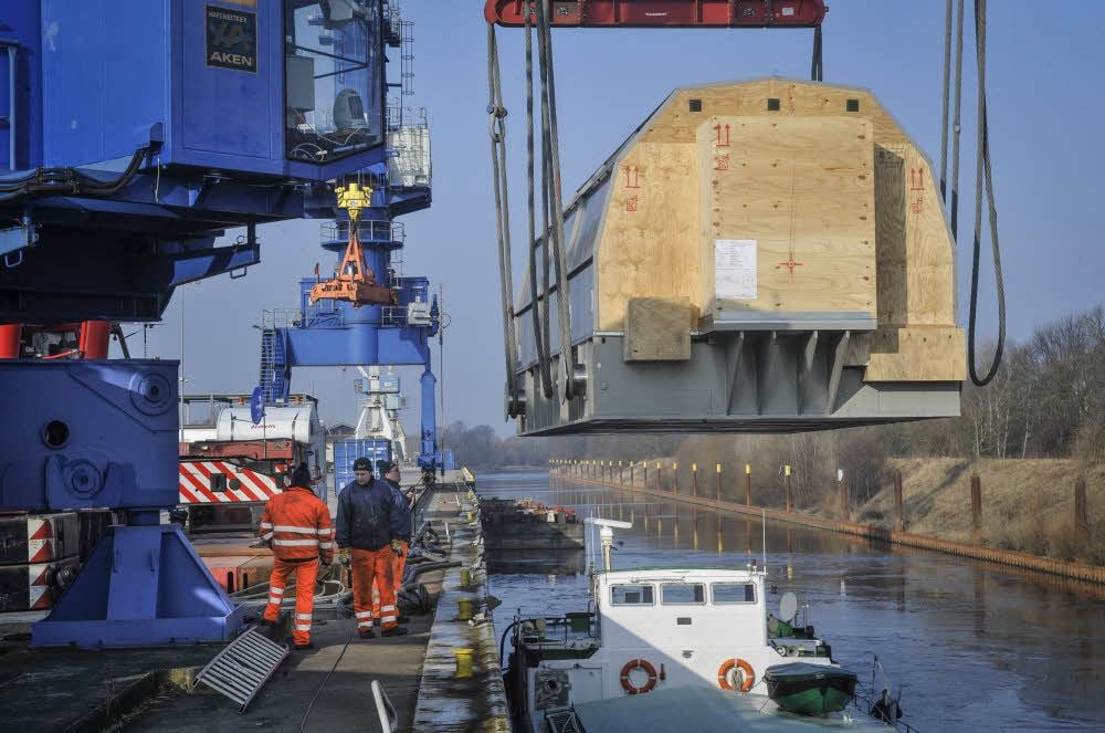 Der Akener Hafen bezieht viele Aufträge von Siemens. So wurde zum Beispiel 2015 ein Generator für den Transport in Richtung Hamburg verladen.