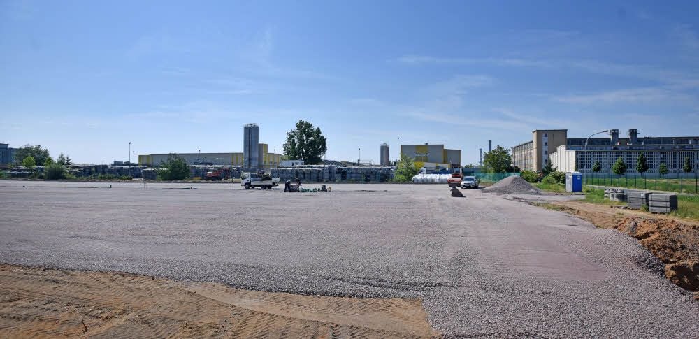 Auf dieser Fläche sollen in Zukunft 4.000 Tonnen leerer Flaschen lagern können.