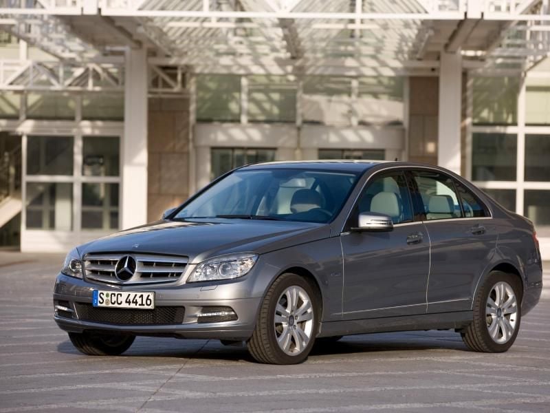 Geschmacksfrage: Mercedes hat die Baureihe W 204 (im Bild Typ C 220 CDI BlueEFFICIENCY von 2010) auch klassisch mit Stern auf der Motorhaube anstelle wie hier im Kühlergrill verkauft. Foto: Daimler AG/dpa-tmn