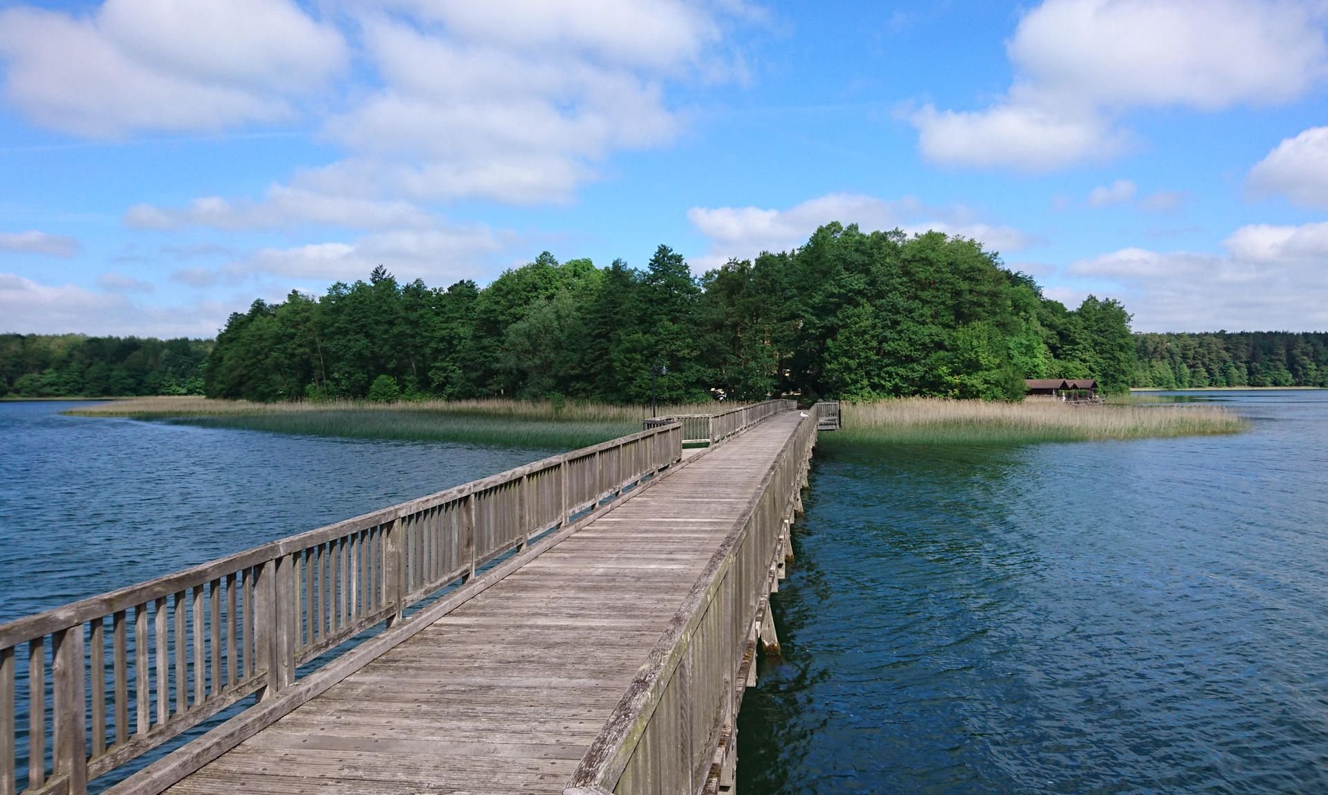 Nur eine Holzbrücke verbindet die «HerzInsel» im Brückentinsee bei Dabelow mit dem Festland.