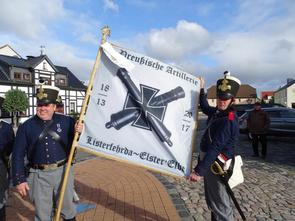 Die Kanoniere in originalgetreuer Montur mit Truppenfahne