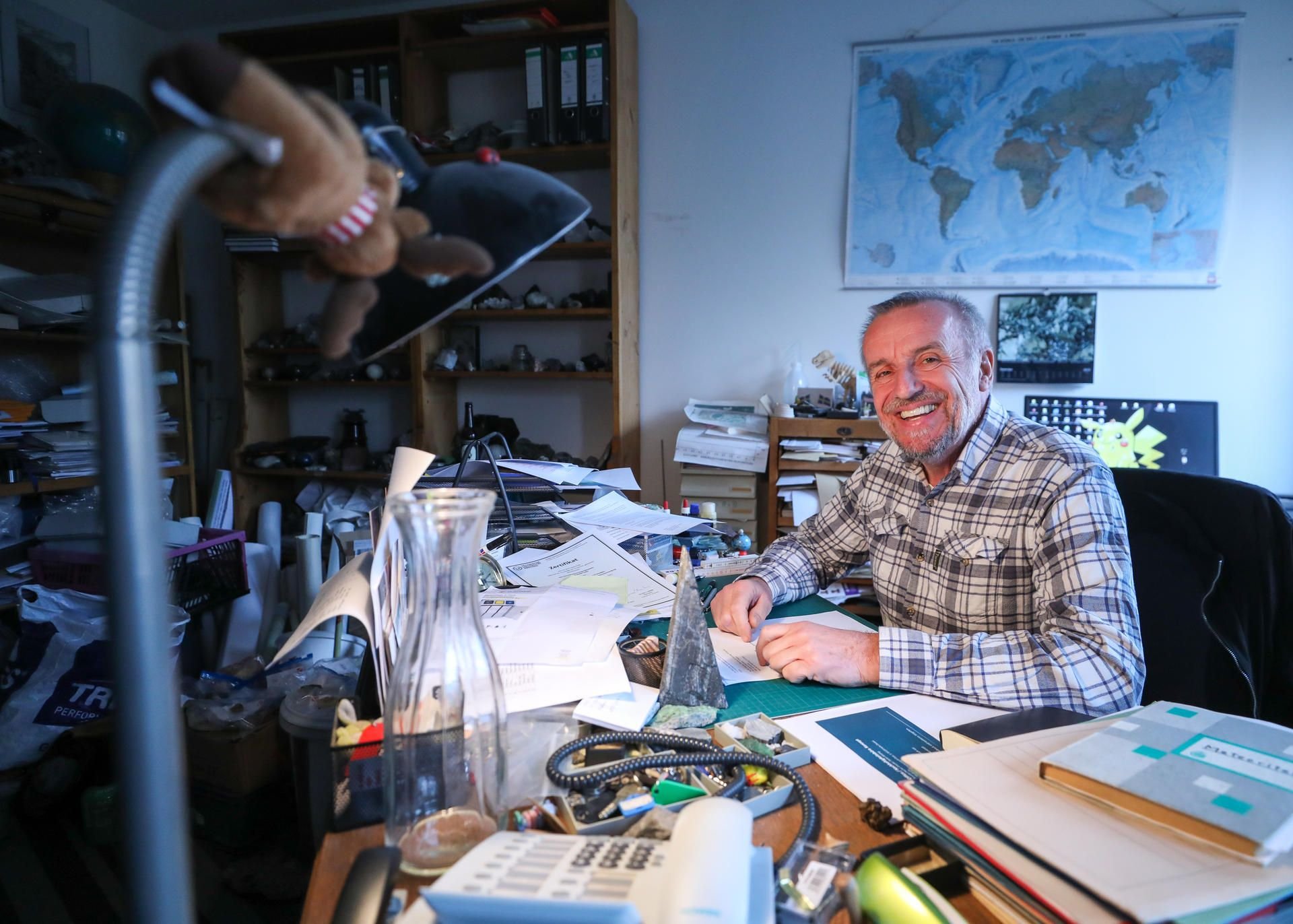 Thomas Degen, Sammlungsleiter einer der ältesten Meteoritensammlungen Deutschlands, sitzt in seinem Büro in der Universität Halle.