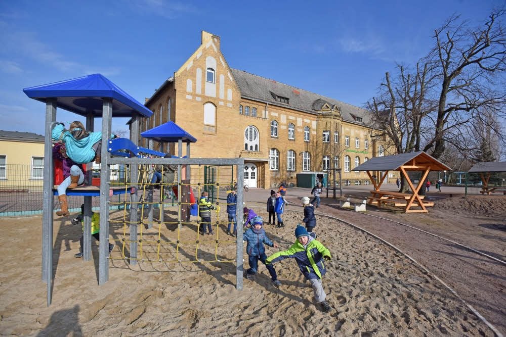 Die Grundschule in Zscherndorf mit ihrem tollen Schulhof