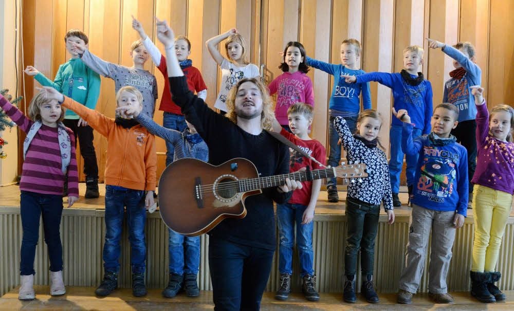 Seit Beginn des Schuljahres ist Neo Kaliske Chorleiter an der Grundschule „Hans Christian Andersen“ in Trotha.