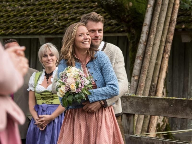 Lena (Patricia Aulitzky) und Quirin (Jens Atzorn) genießen die Hochzeit ihrer Freunde. Foto: ZDF/Meike Birck
