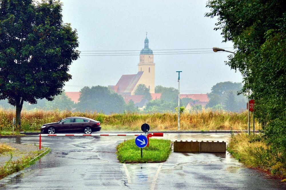 Die Zufahrt zum ehemaligen Spaßbad „Basso“ ist nun durch eine Schranke und Betonblöcke versperrt.