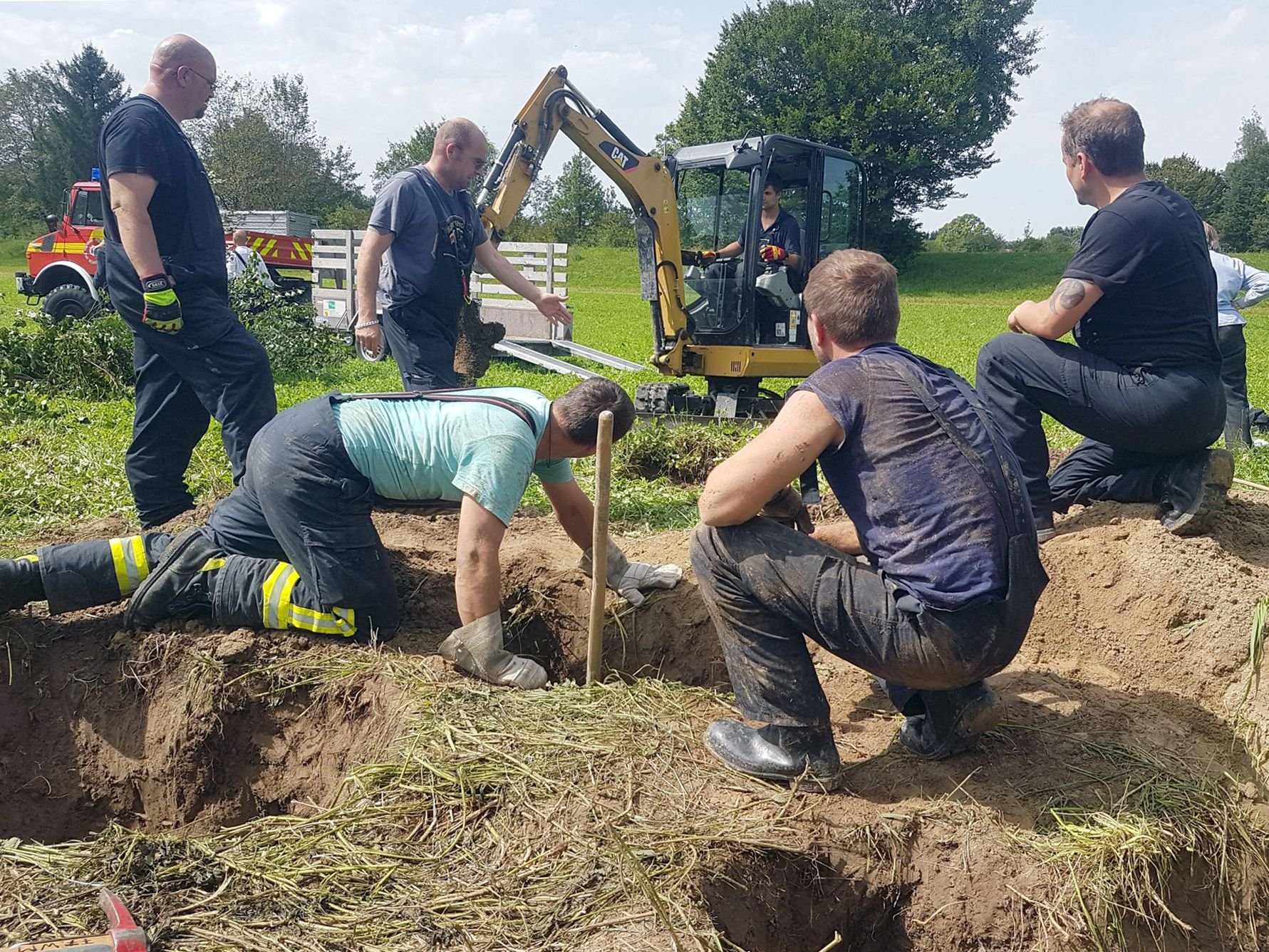 Einsatzkräfte der Freiwilligen Feuerwehr Weilheim suchen nach einem Dackel, der sich in einen Dachsbau verirrt hatte.