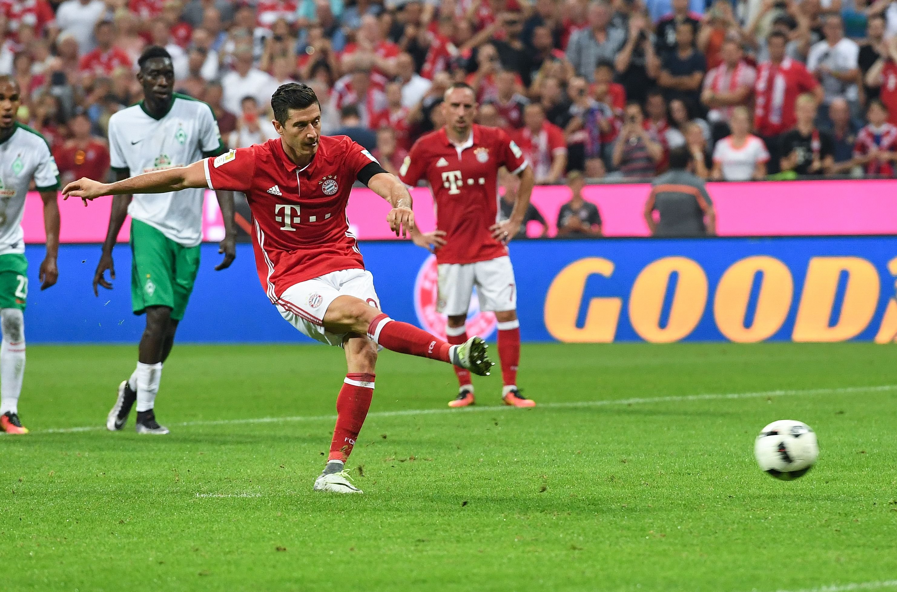 Per Elfmeter trifft Robert Lewandowski zum 6:0.