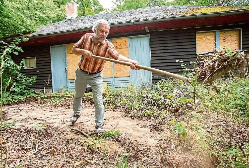 Stefan Giese-Rehm ist der neue Besitzer des Lohelandhauses am Bernburger Stadtpark „Alte Bibel“.