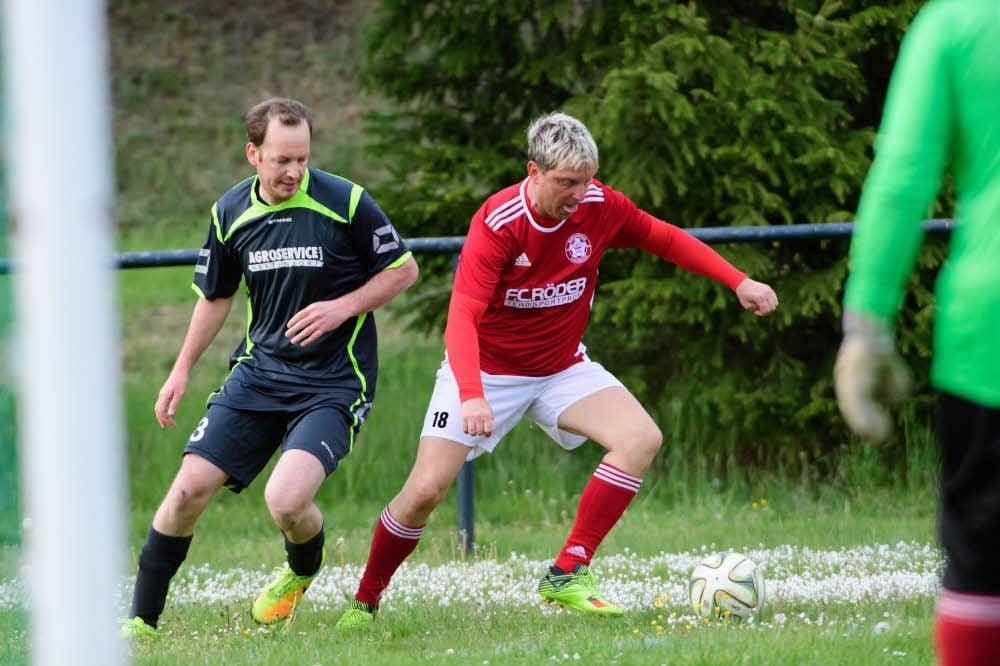 Mertendorfs Torschütze zum 3:1, Florian Simon (l.), mit BSV-Akteur Frank Wilde.