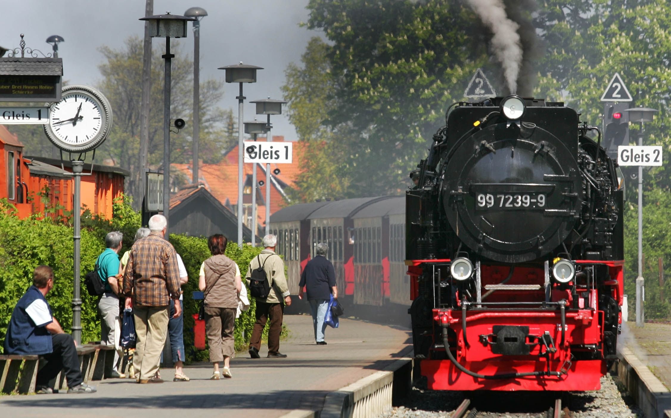 Eine Dampflokomotive der Harzer Schmalspurbahn (HSB) fährt unter Volldampf in den Bahnhof Wernigerode Westerntor ein.