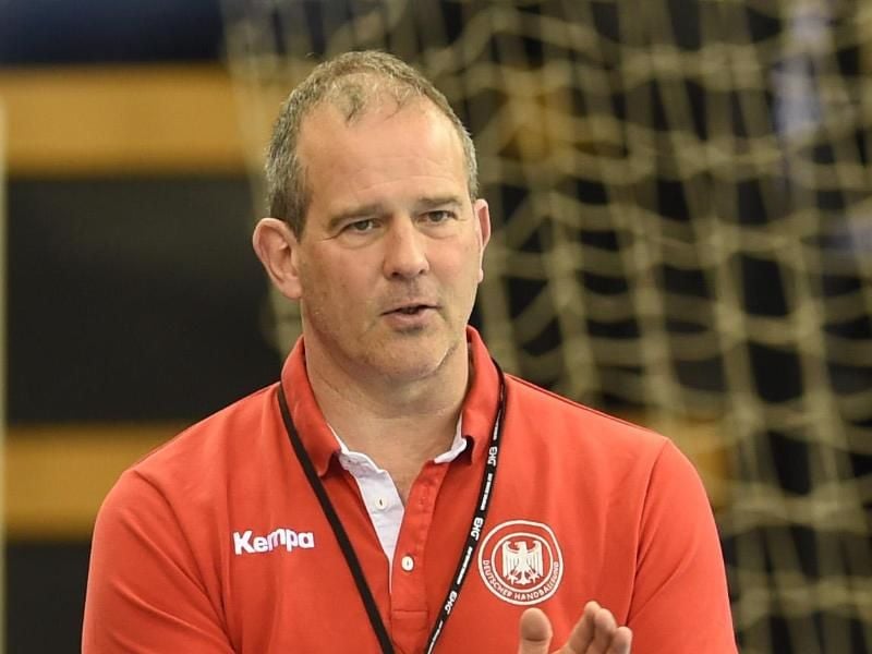 Bundestrainer Henk Groener will mit den deutschen Handballerinnen das WM-Ticket klarmachen. Foto: Carmen Jaspersen