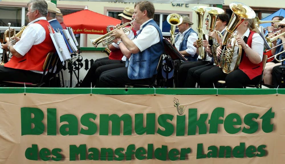 Für das Blasmusikfest an diesem Wochenende wurde im Umzug zum Sachsen-Anhalt-Tag musikalisch geworben.