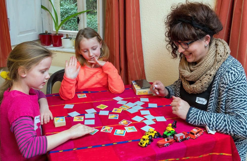 Ein beliebtes Kartenspiel ist nach wie vor „Memory“ in allen Varianten. Hier spielen es Annabell (links), Emma und Jeniffer Walther.