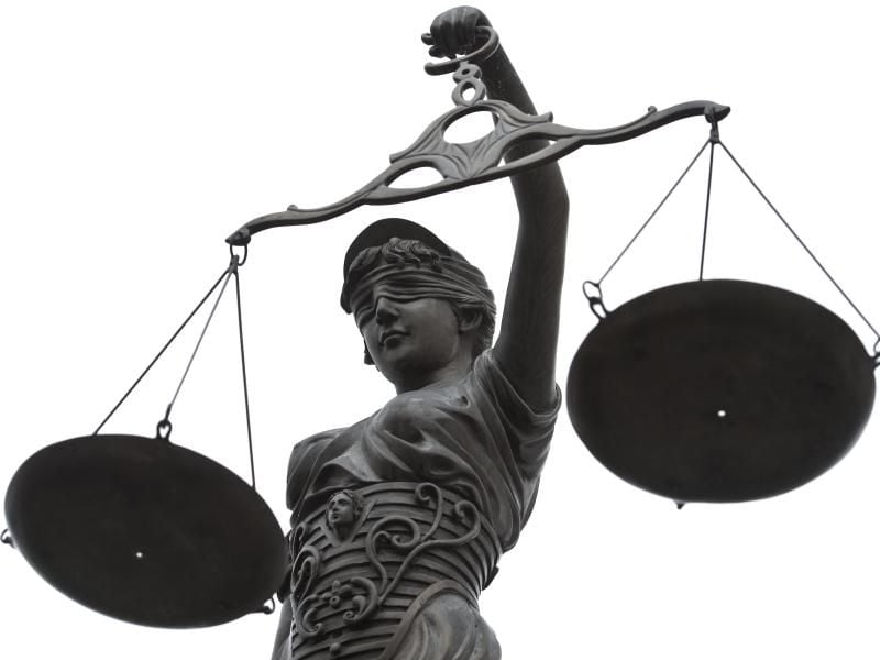 Eine Statue der Justitia mit einer Waage in ihrer Hand. Foto: David-Wolfgang Ebener/dpa/Symbolbild
