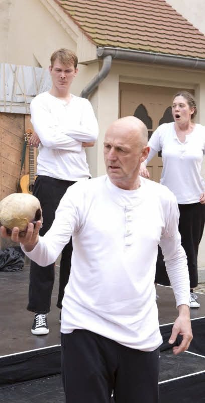 Der Schauspieler Stephan Korves (vorn) gehört zum Personal des Stückes „Shakespeares sämtliche Werke (leicht gekürzt)“.