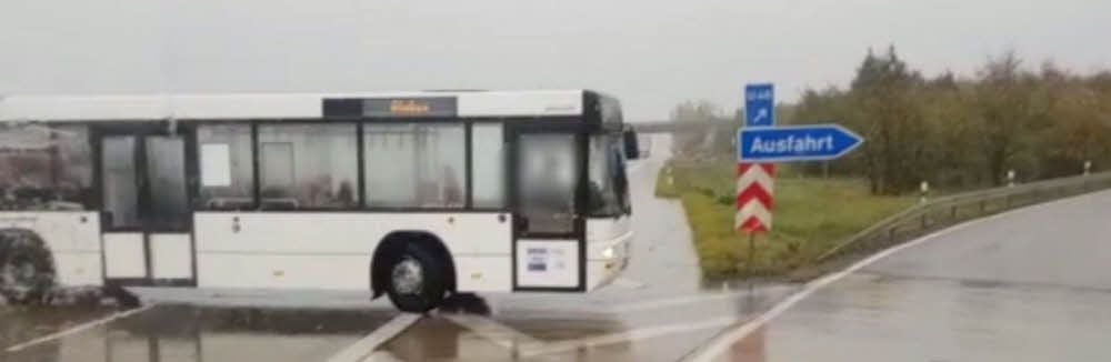 Diese Aufnahme vom riskanten Rangiermanöver mit dem Linienbus stammt aus dem Video, das ein Leser aufgenommen hat.
