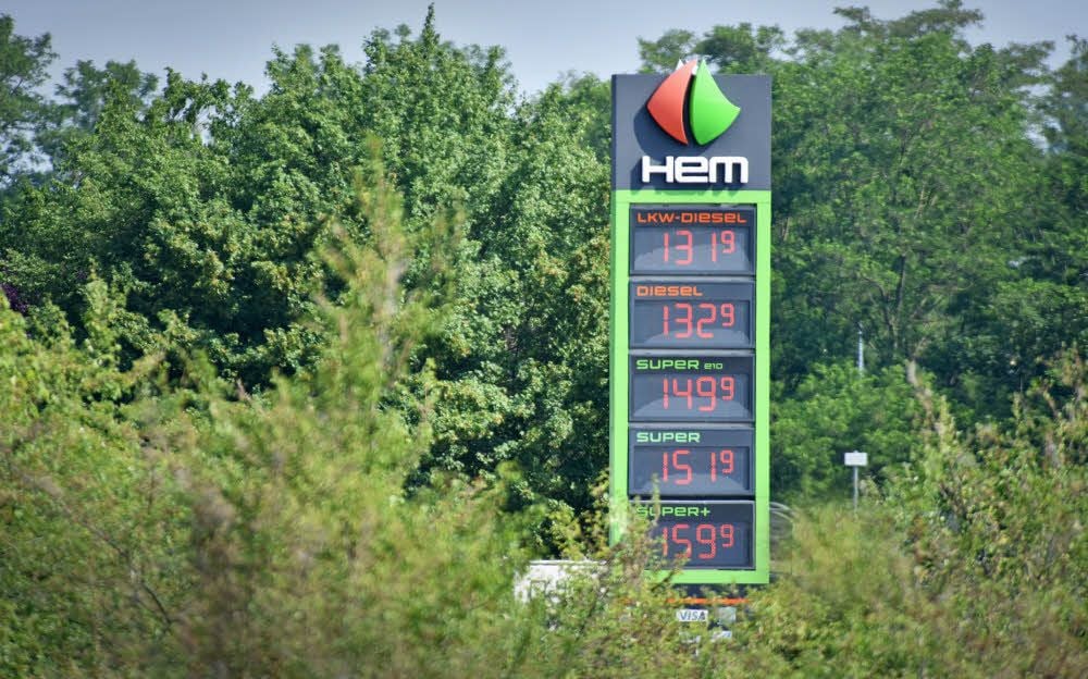 An den Säulen der Tankstellen ändern sich laufend die Preise. Meistens aber nach oben.