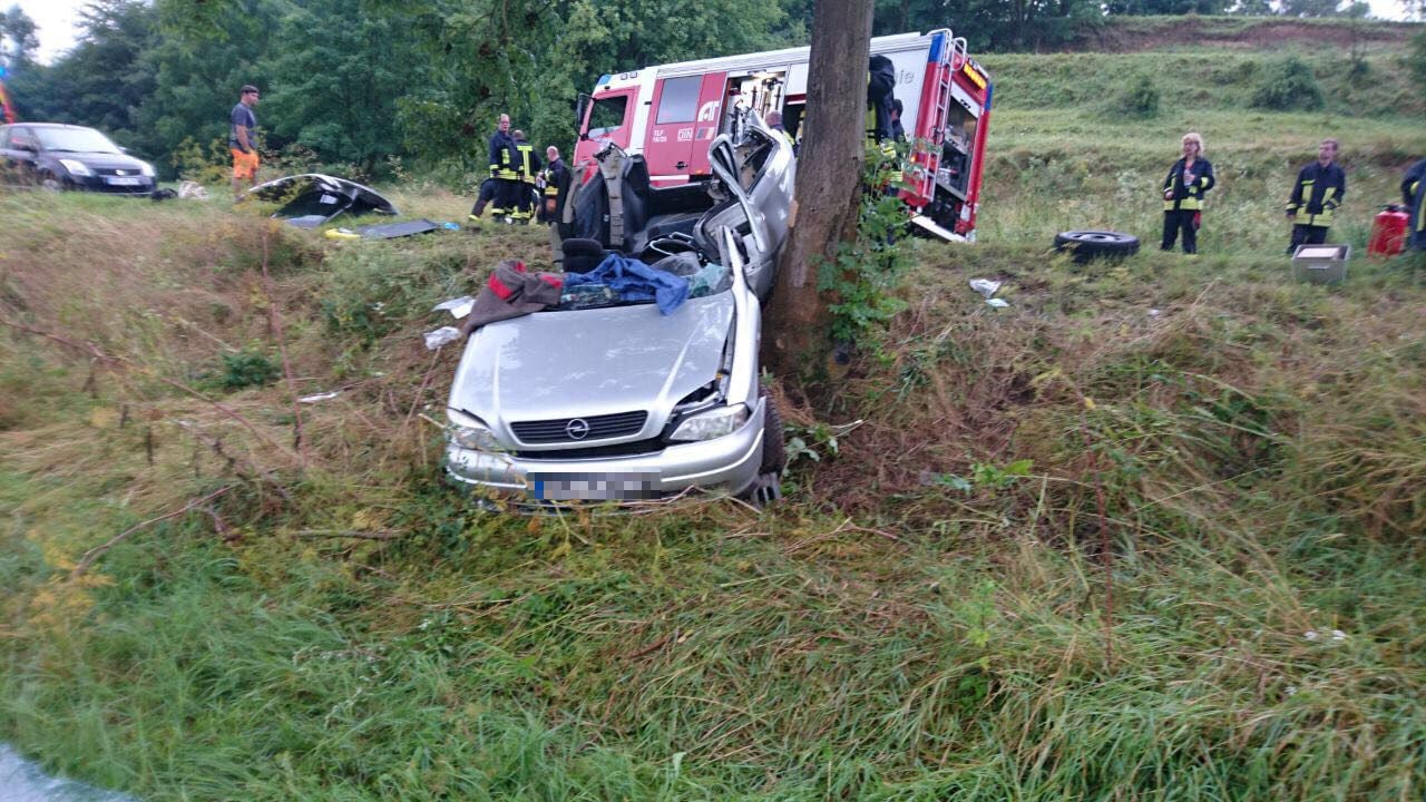 Der junge Mann war in seinem Auto eingeklemmt und musste von der Feuerwehr Könnern befreit werden.