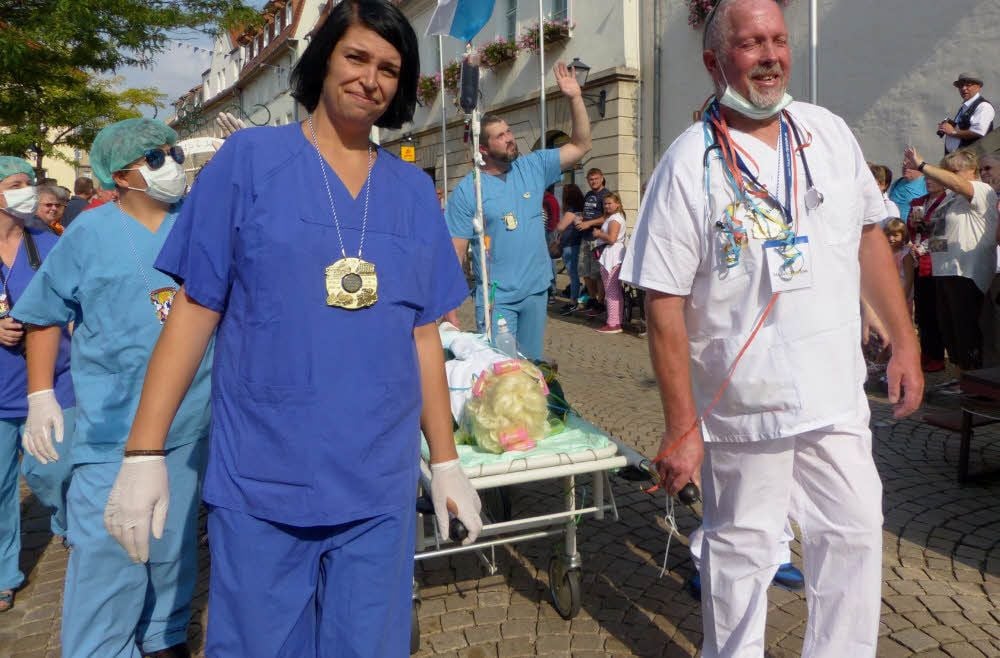 Die Sanitäter-Crew ist für Notfälle gerüstet.
