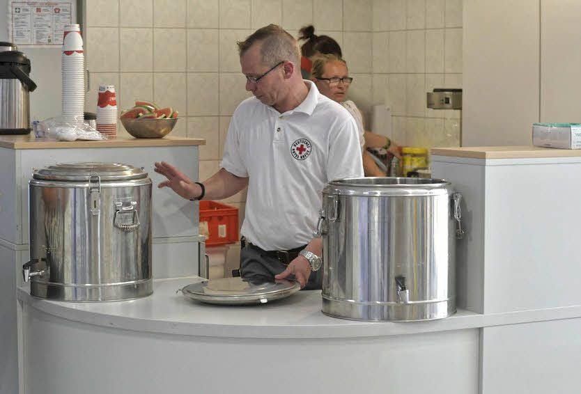 René Linge bereitet Tee vor.