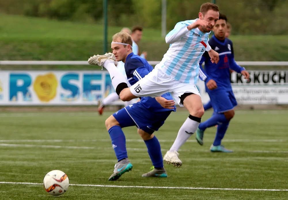 Robert Römer (r.) und Bitterfeld-Wolfen mussten beim VfB Sangerhausen eine Niederlage einstecken.