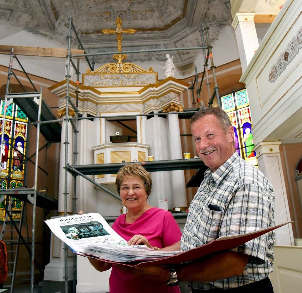Inge Pabst und Eckhardt Osang vom Kirchspiel erläutern, warum der Altar restauriert wird und was es kostet.