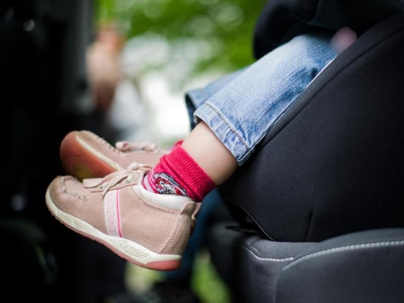 Das Kind sollte immer dem Alter und der Größe entsprechend in einem geeigneten Kindersitz sitzen. Foto: Nicolas Armer/dpa