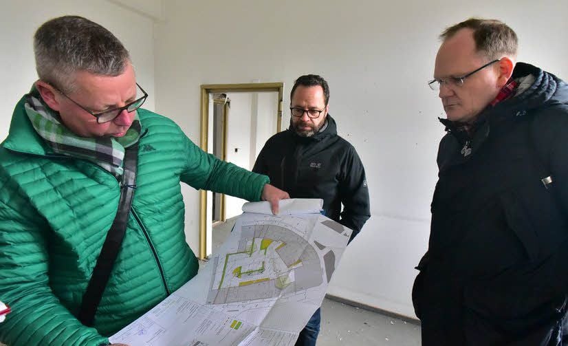 Thomas Jähnel und Christian Gronau vom Bauamt der Kreisverwaltung und Stephan Kujas (von links) schauen sich die Baupläne an.