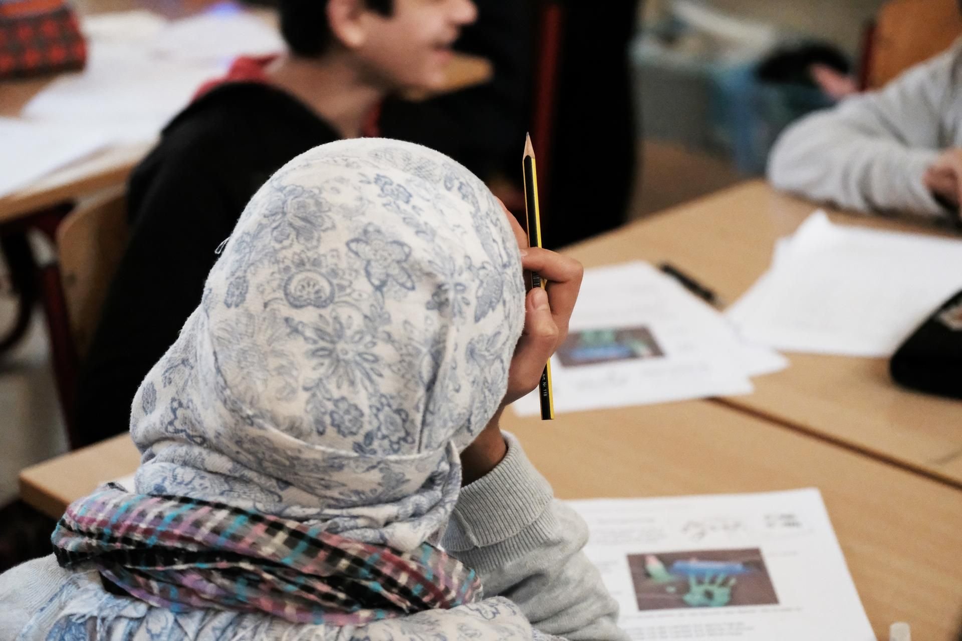 Ein Mädchen trägt ein Kopftuch. Das NRW-Integrationsministerium erwägt nun ein Kopftuchverbot für Mädchen unter 14 Jahren.