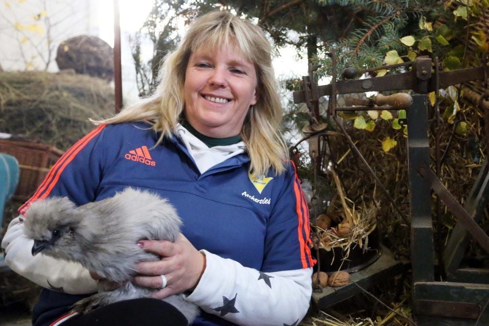 Irina Hain mit einem perlgrauen Zwergseidenhuhn