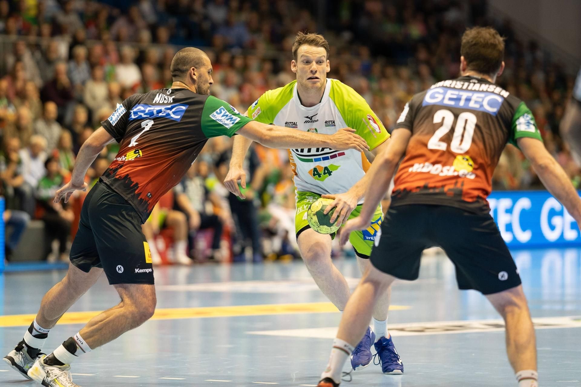 Lenny Rubin (M.) von der HSG Wetzlar wird von den SCM-Spielern Zeljko Musa (l.) und Mads Christiansen gestoppt.
