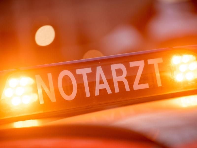 Ein Notarztwagen steht an einem Unfallort. Foto: Lino Mirgeler/dpa/Symbolbild