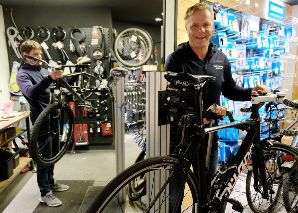 Karsten Klöpping (rechts) freut sich, dass seine Kunden wieder alle Bereiche des Intersport-Geschäfts betreten können.